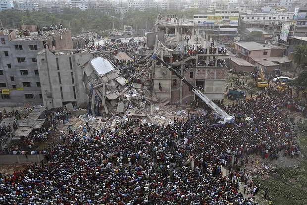 Bangladeshis watch the rescue operation.  Photo credit - AP Photo, dailylife.com.au
